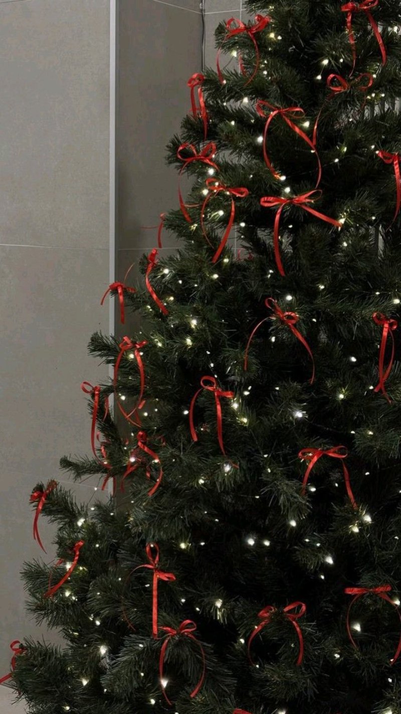 Trang trí cây thông Noel với đèn led mini