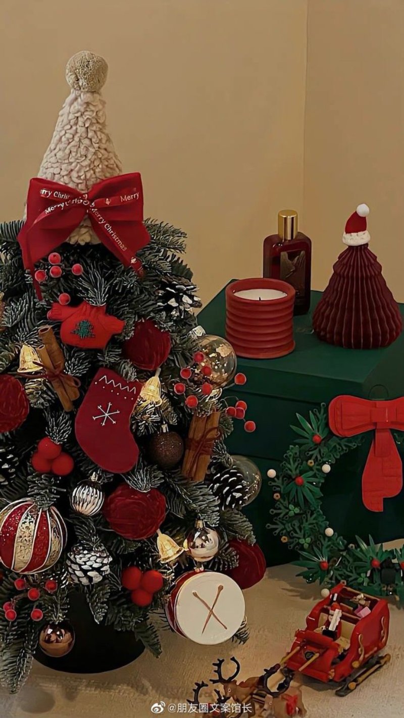 Trang trí cây thông Noel với hình handmade