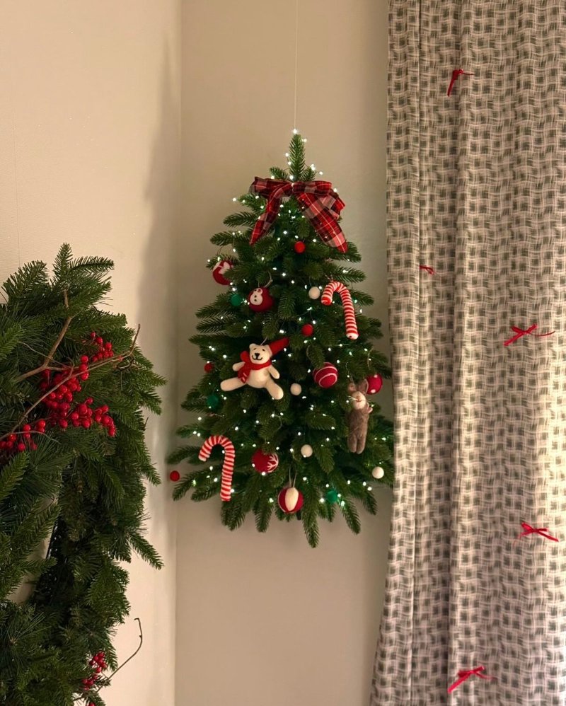 Trang trí cây thông Noel với tất, gậy và nơ giáng sinh