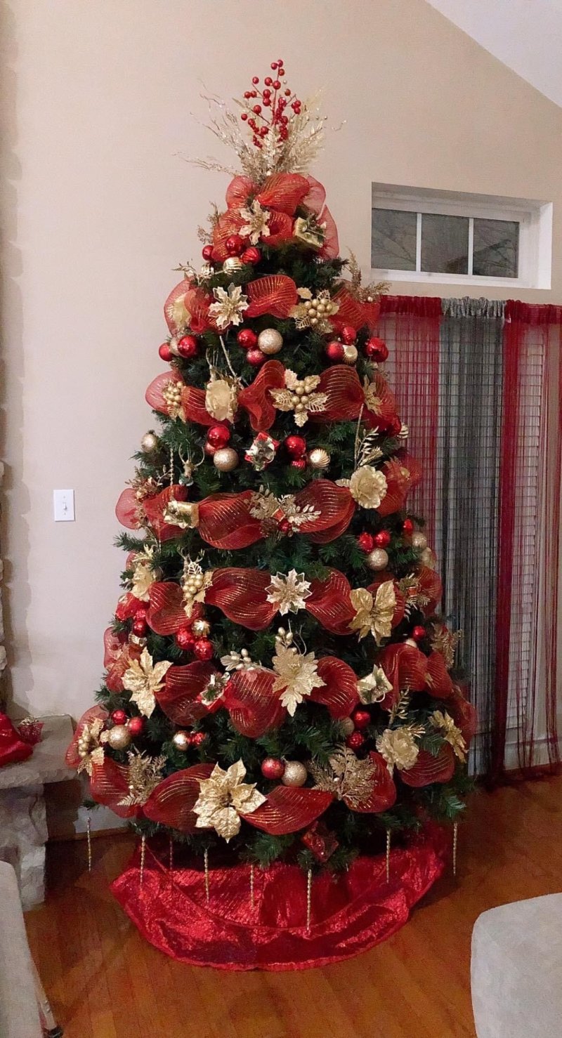 Trang trí cây thông theo tông màu đỏ