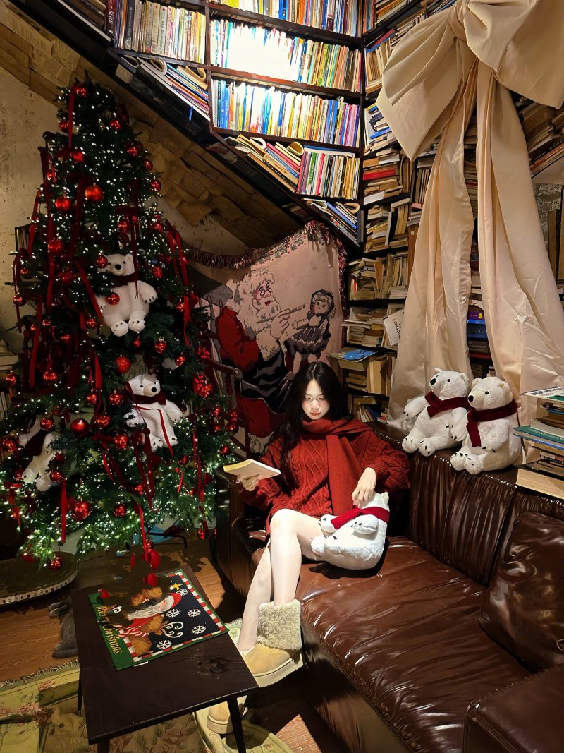 Trang trí cây thông với quả châu lấp lánh