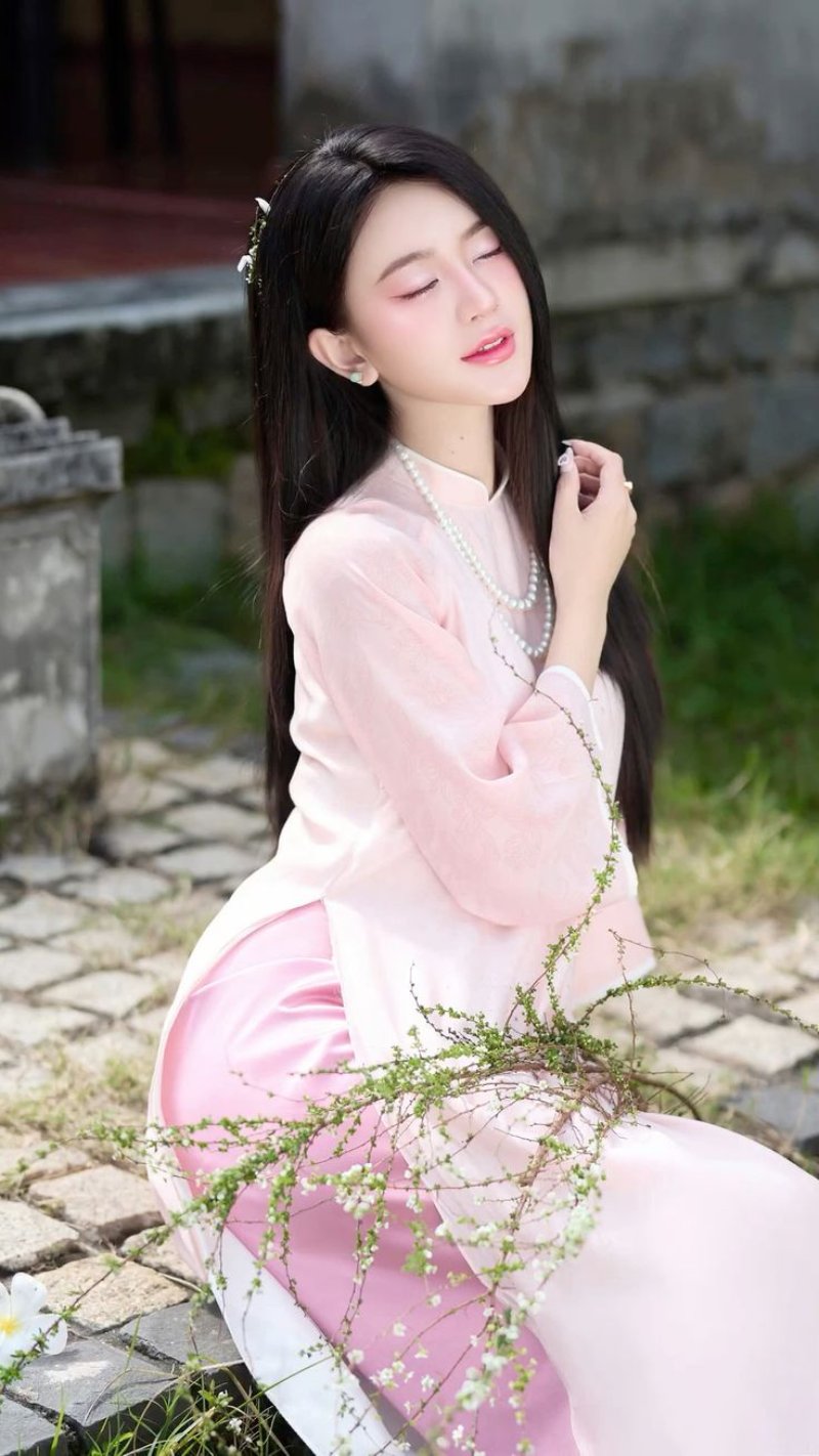 Bắt góc chụp hình nghiêng đầu với áo dài