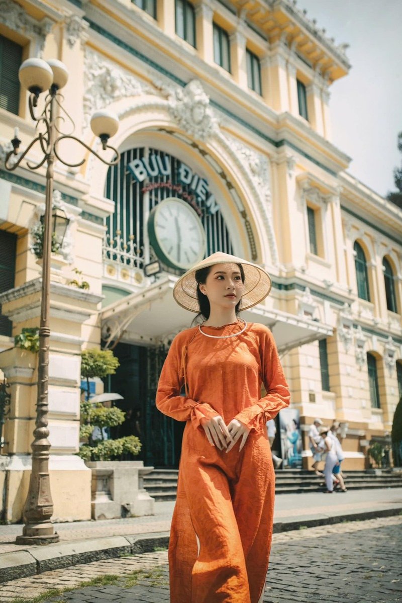 Cách tạo dáng chụp ảnh Tết với áo dài ở Bưu Điện Sài Gòn