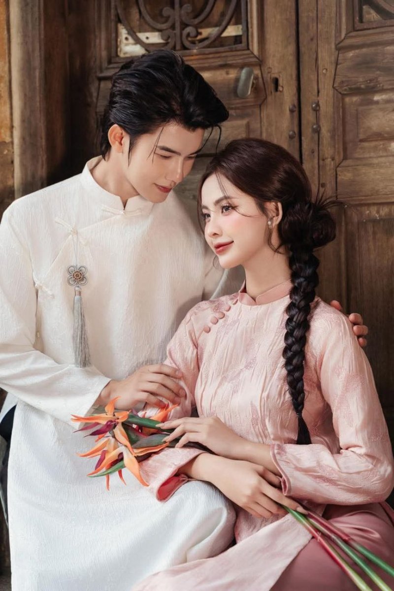 Cách tạo dáng chụp ảnh áo dài Tết tình tứ của cặp đôi