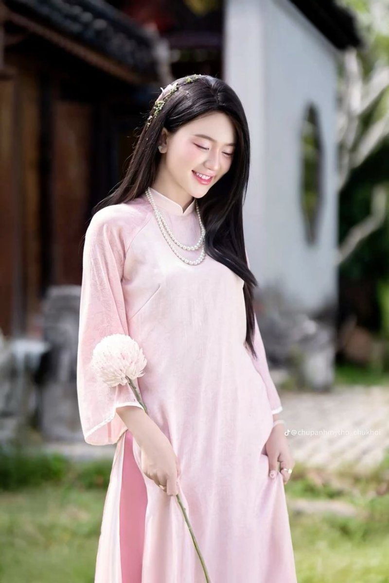 Chụp ảnh áo dài Tết cầm tà áo