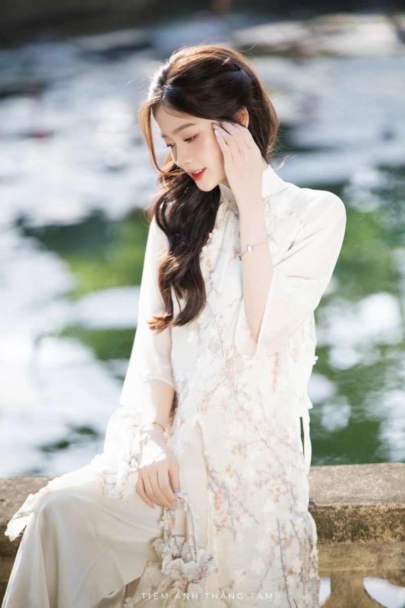 Chụp ảnh áo dài đang cúi đầu