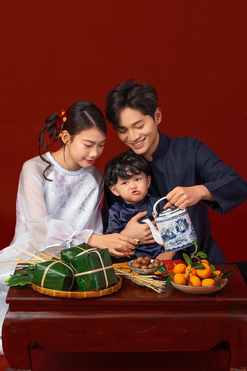 Chụp ảnh gia đình quây quần bên mâm cơm Tết