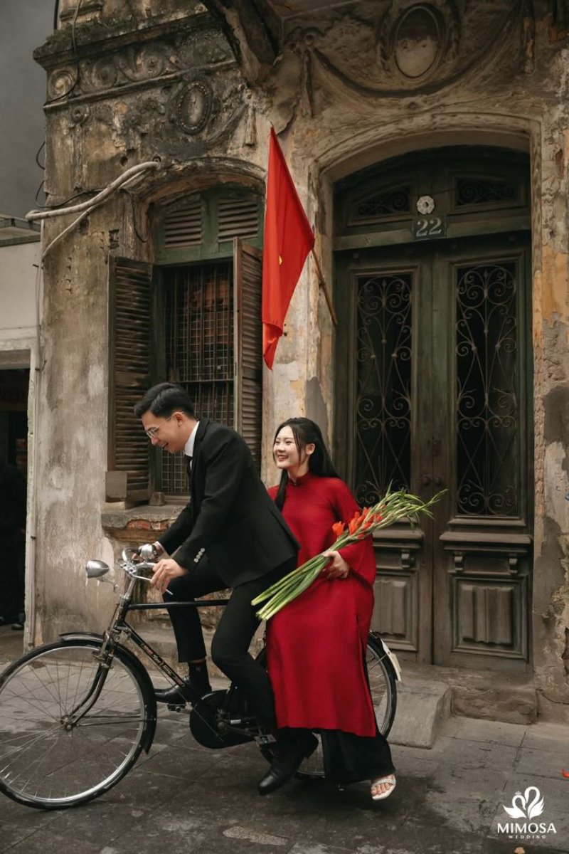 Chụp cùng với những vật trang trí ngày Tết