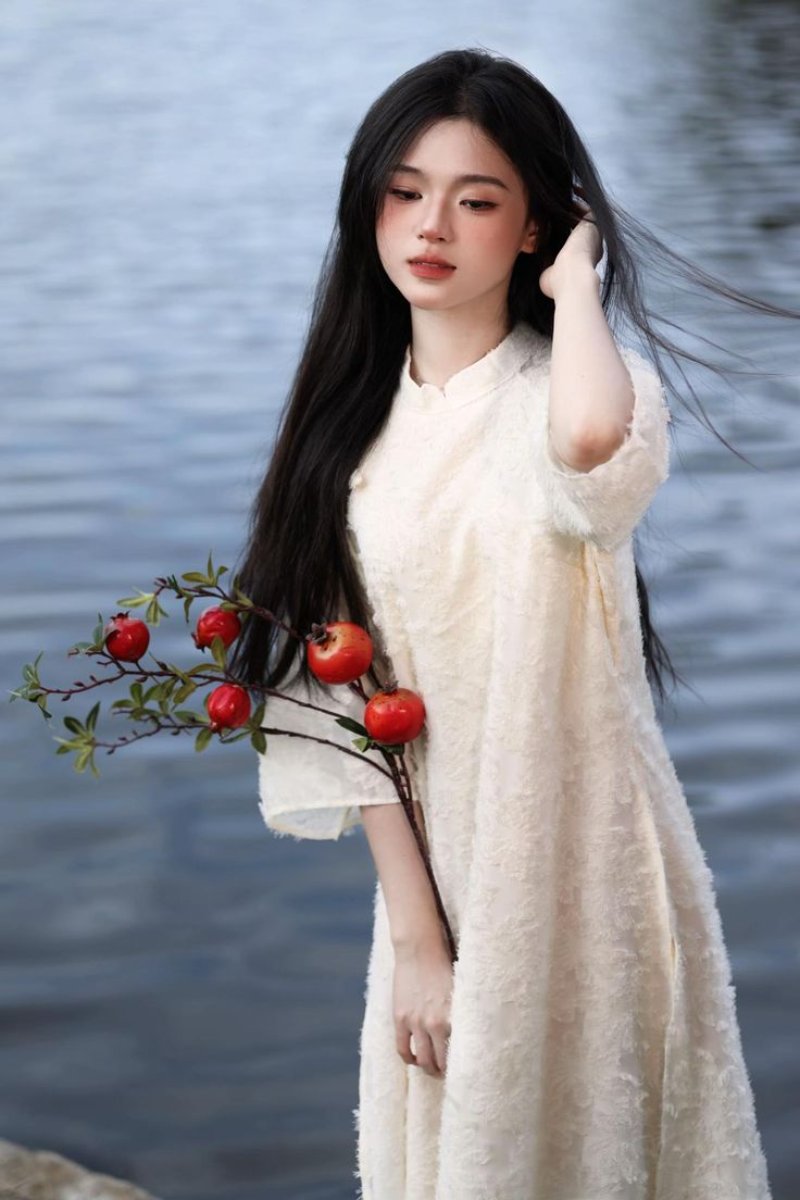 Chụp hình áo dài Tết tóc bay trong gió