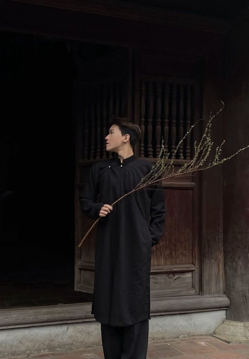 Chụp với cành đào Tết