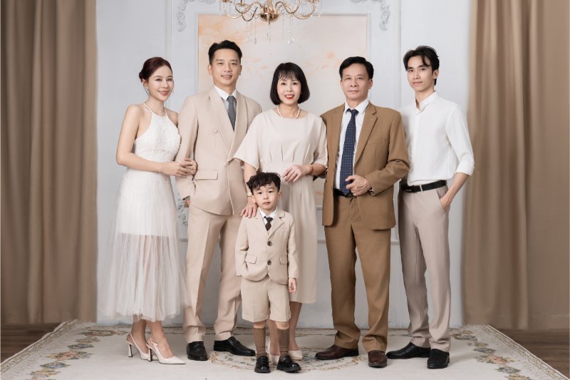 Concept chụp ảnh gia đình nghiêm túc