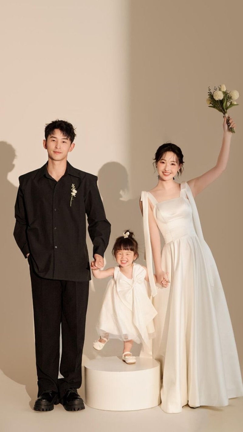 Concept chụp ảnh gia đình với váy cưới - vest