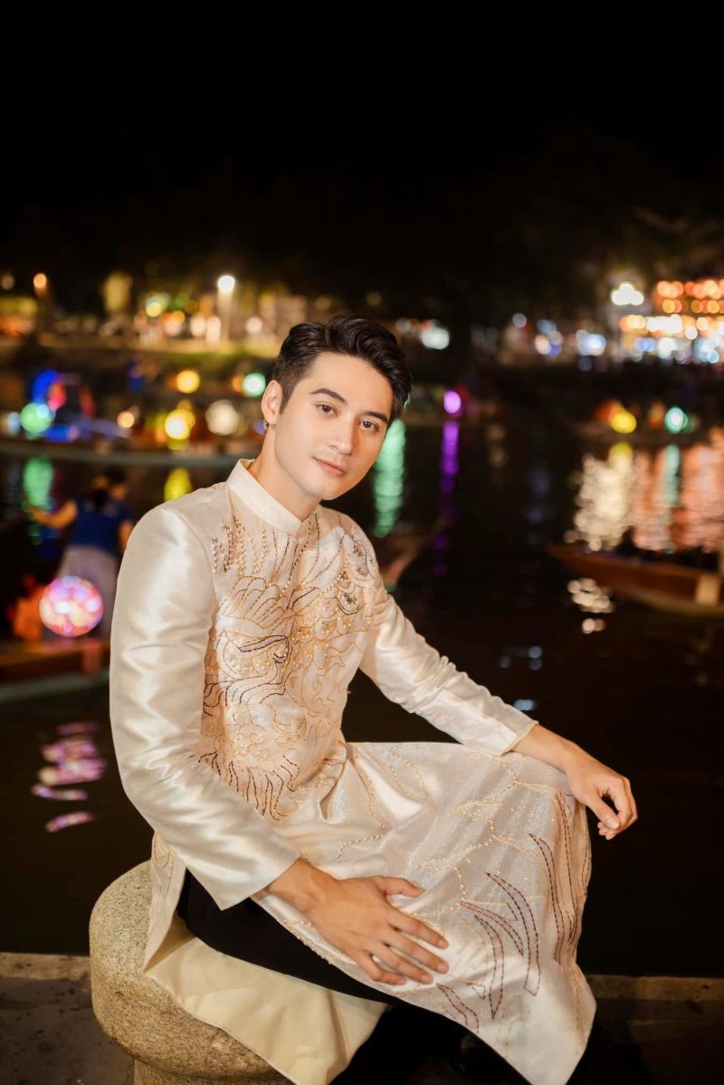 Gợi ý cách tạo dáng chụp hình Tết nam đơn giản, hot trend