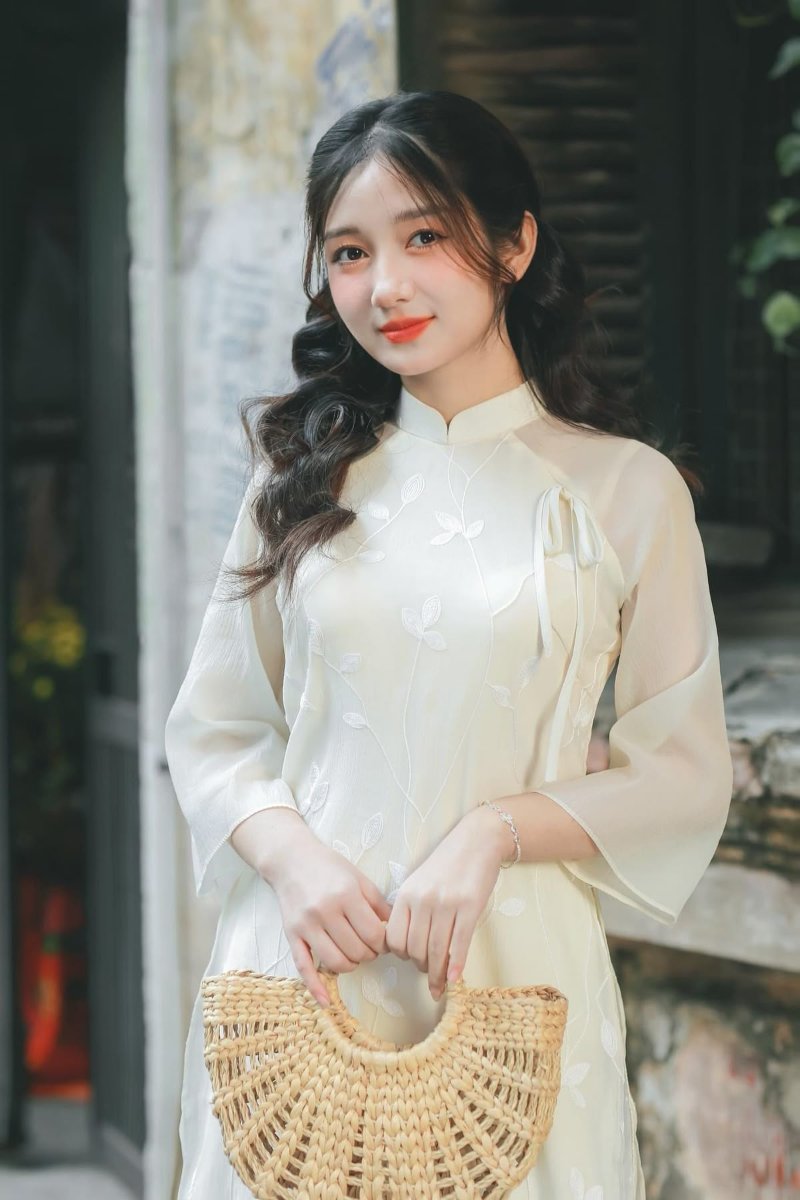 Làm dáng chụp ảnh áo dài chắp tay trước bụng