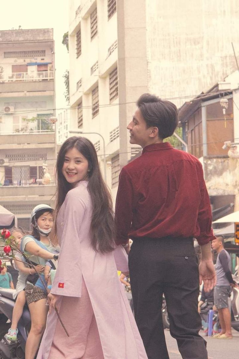 Nắm tay dạo chơi dưới ánh nắng Xuân ấm áp