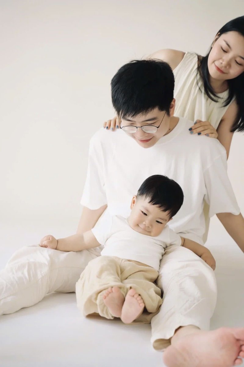 Phong cách cả nhà đặt tay lên vai nhau