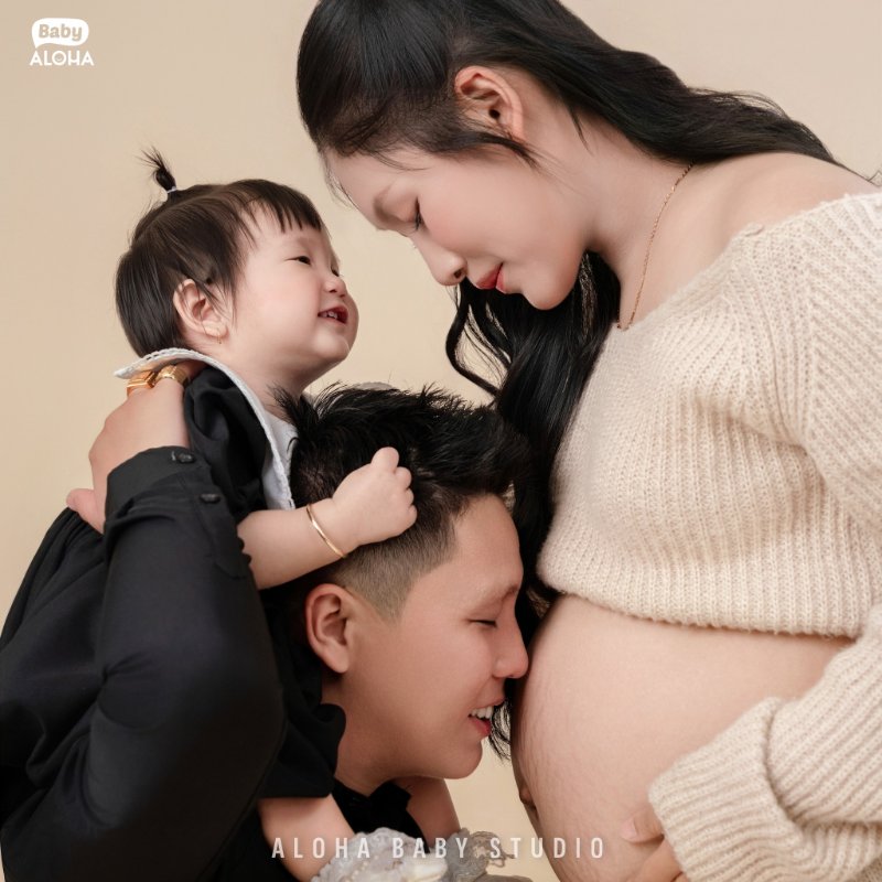 Phong cách chụp ảnh gia đình thì thầm trò chuyện cùng con