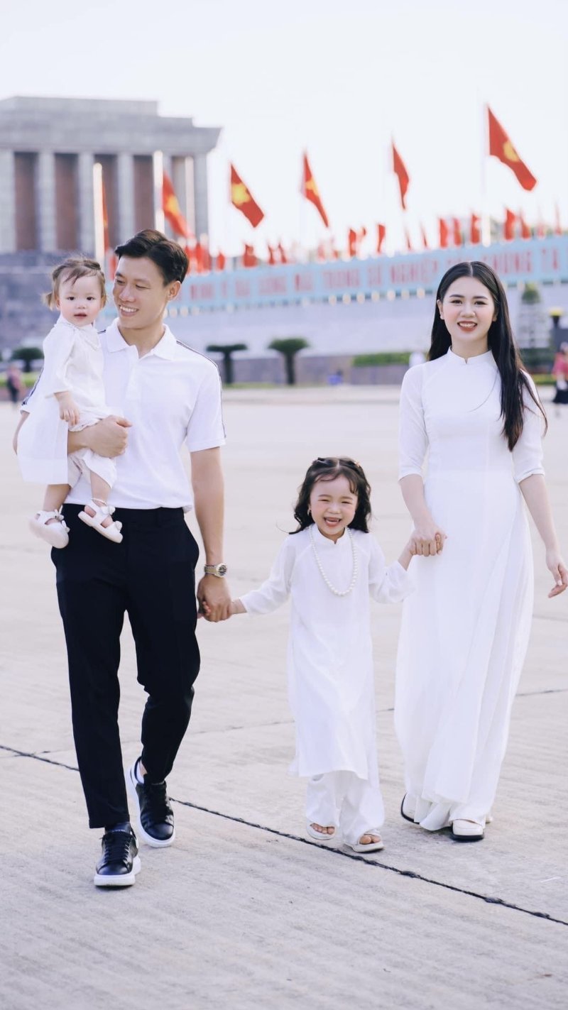 Phong cách chụp bình yên nắm tay nhau đi trên con đường dài phía trước