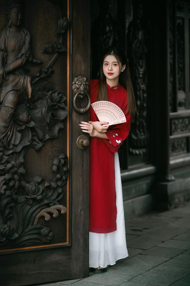 Pose ảnh áo dài Tết ở Đại Nội Huế