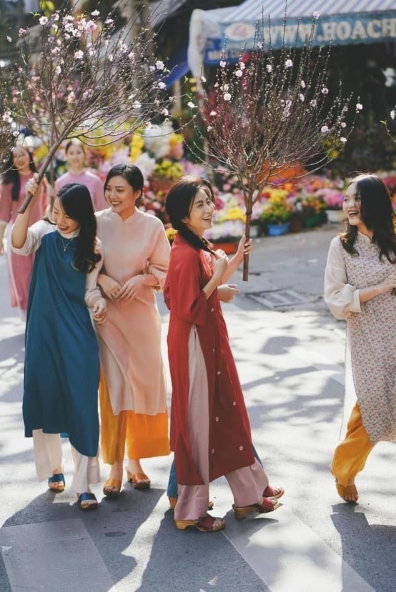 Pose dáng chụp ảnh Tết cùng hoa đào