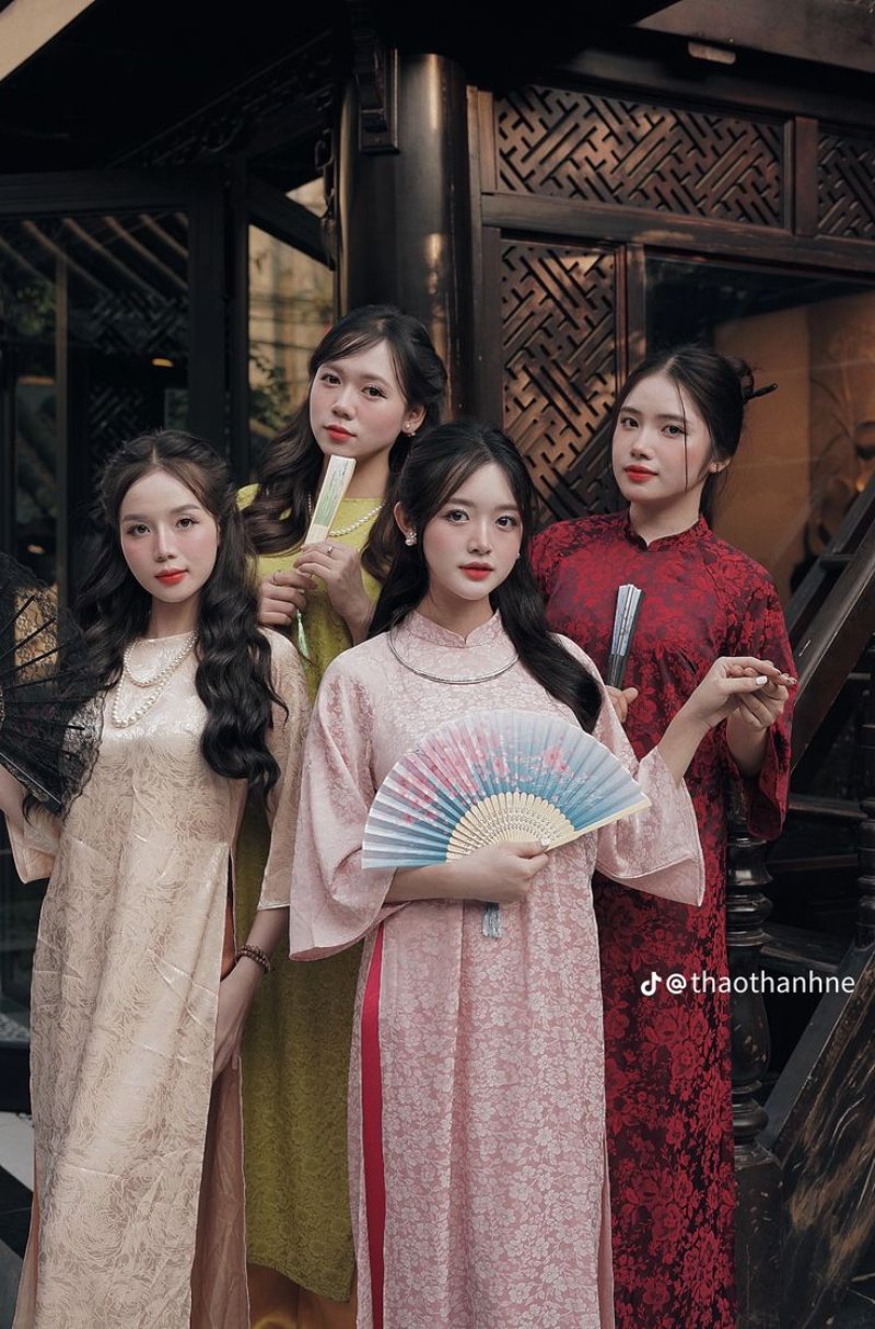 Pose dáng chụp ảnh áo dài Tết tập thể