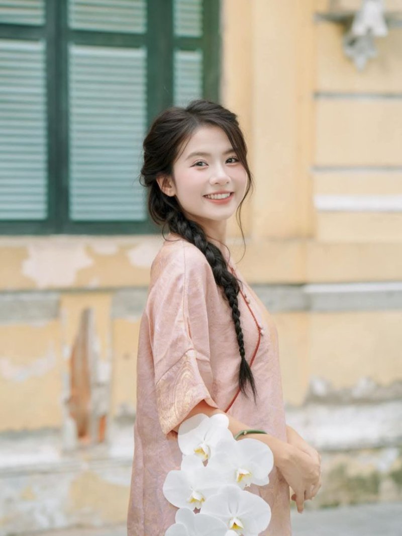 Tạo dáng chụp ảnh Tết tại phố cổ