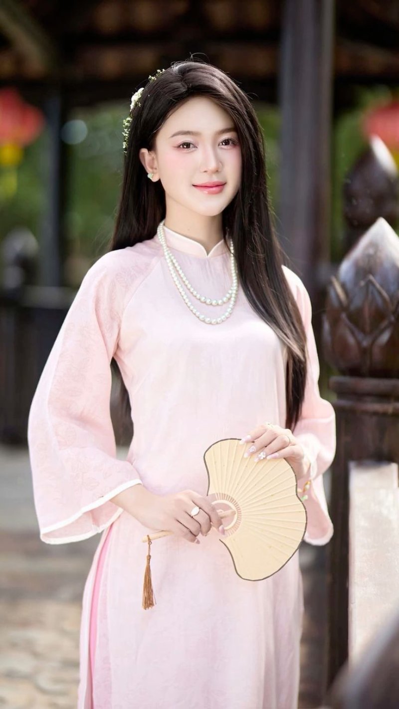 Tạo dáng chụp ảnh Tết tư thế đứng thanh lịch