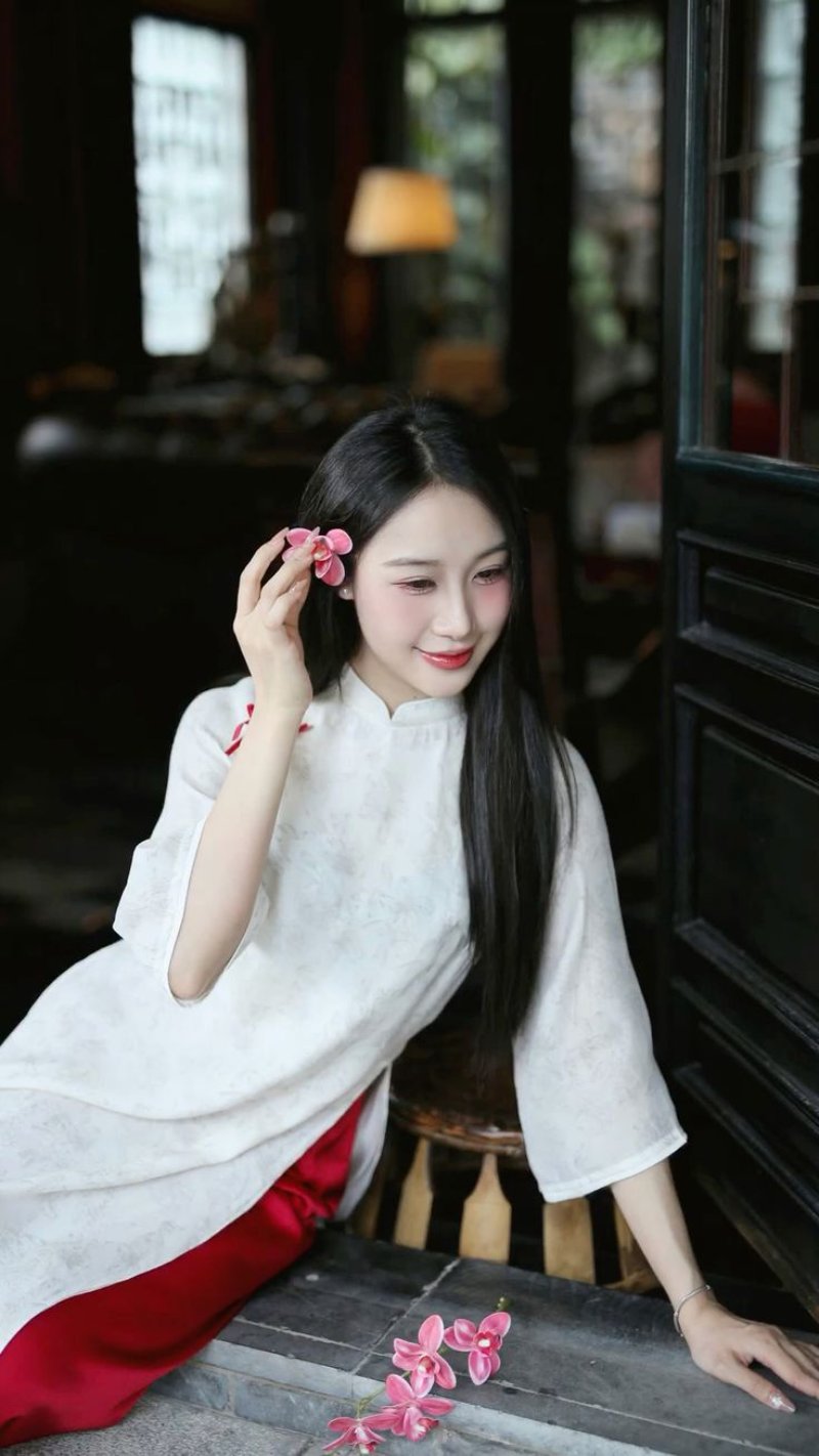 Tạo dáng chụp ảnh Tết vén tóc nhẹ nhàng