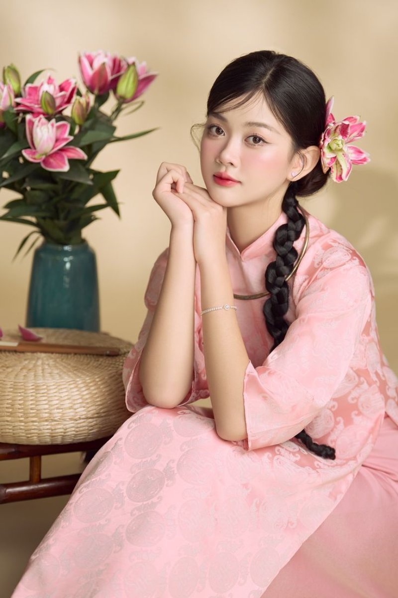 Tạo dáng chụp ảnh Tết với hoa sen