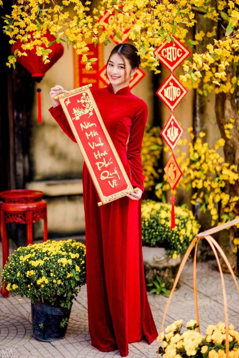 Tạo dáng chụp ảnh áo dài Tết cùng câu đối
