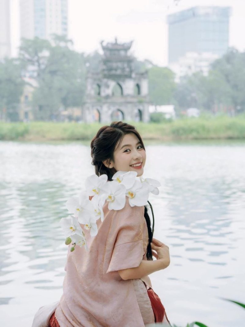 Tạo dáng chụp ảnh áo dài Tết ở Hồ Gươm