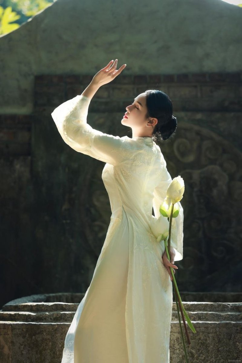 Tạo dáng chụp ảnh áo dài Tết từ phía sau