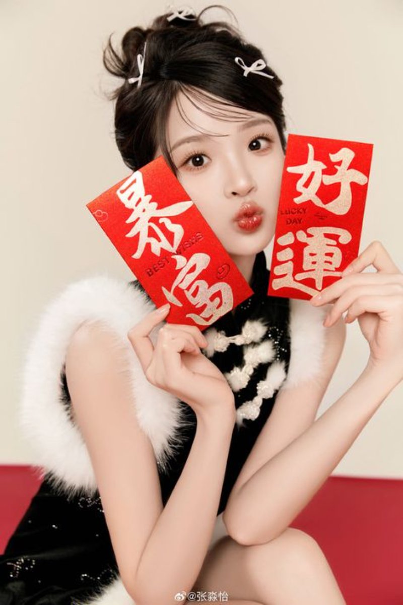 Tạo dáng chụp ảnh áo dài Tết với bao lì xì