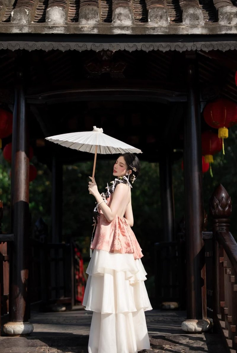 Tạo dáng chụp ảnh áo dài Tết với ô