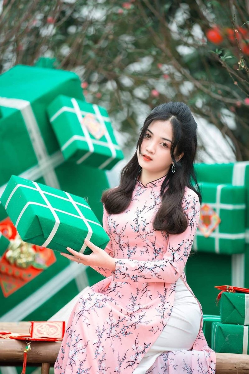 Tạo dáng chụp ảnh cùng bánh chưng Tết