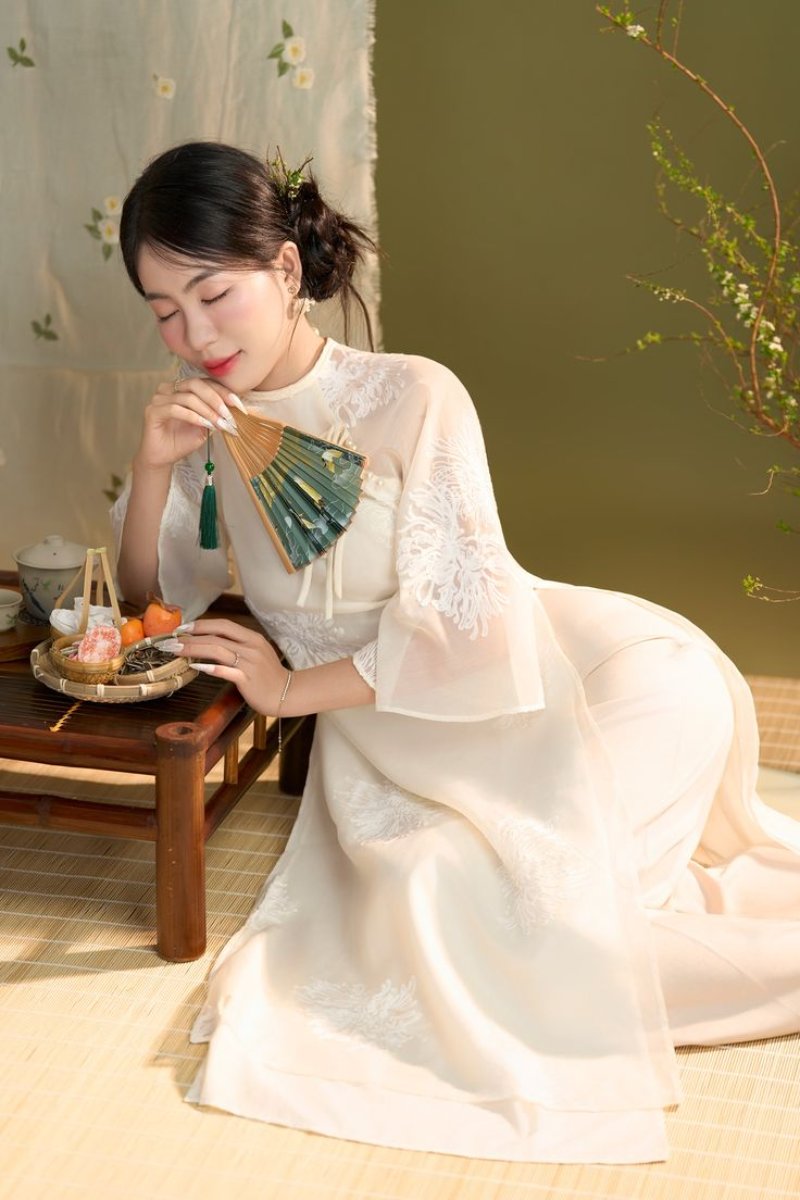 Tạo dáng chụp ảnh mặc áo dài Tết trong studio