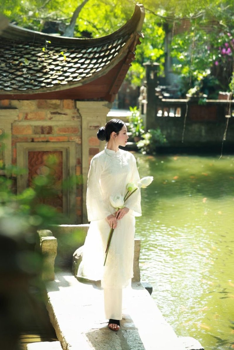 Tạo dáng chụp áo dài Tết đi lại tự nhiên và bắt góc