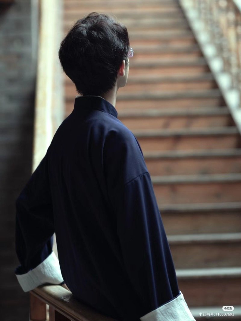 Tạo dáng chụp hình Tết cho nam từ sau lưng