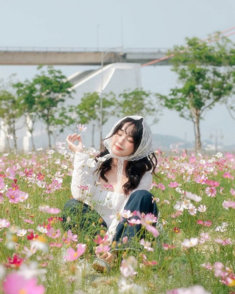 Tạo dáng chụp hình Tết ở cánh đồng hoa