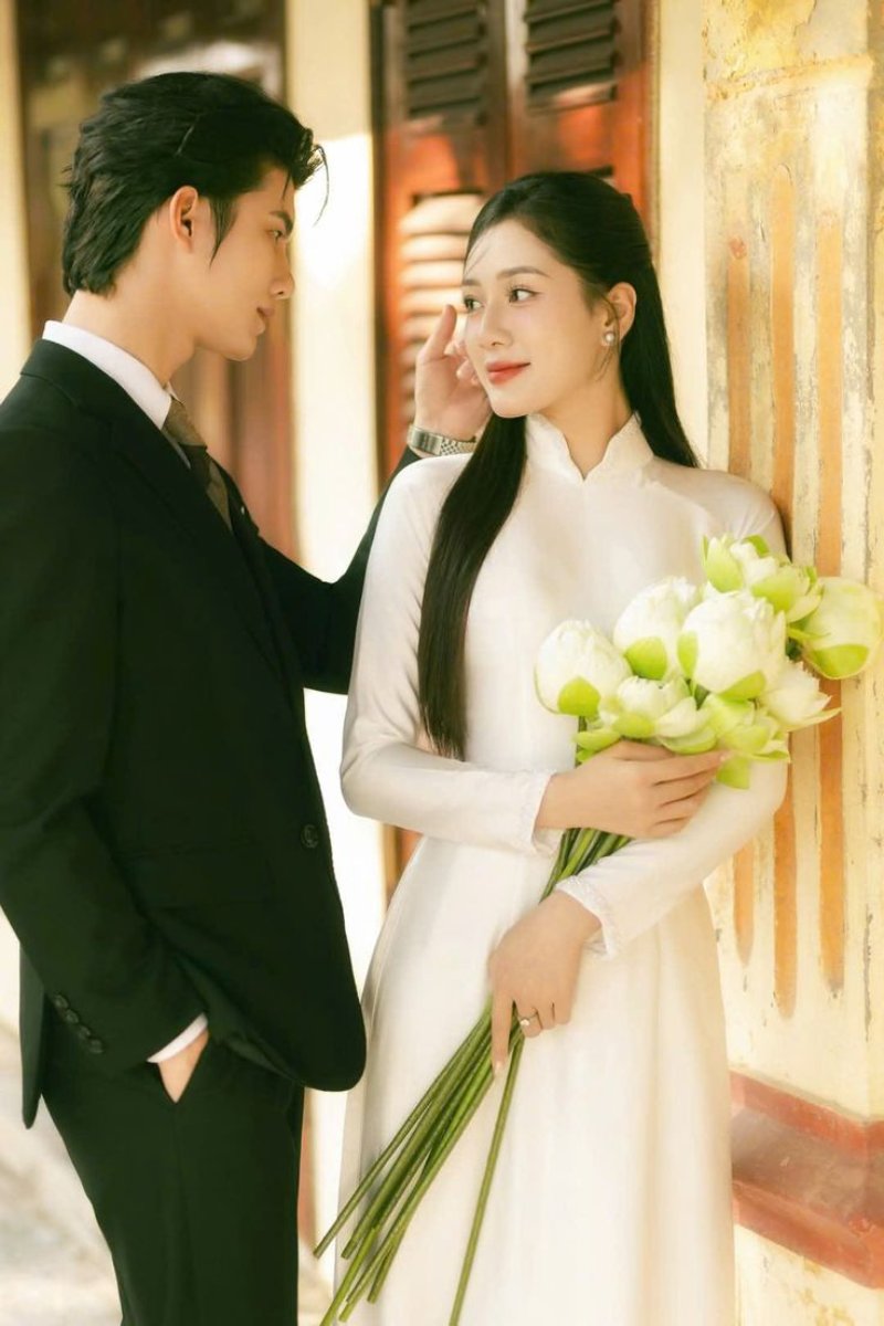 Tạo dáng cùng nhìn vào nhau và mỉm cười