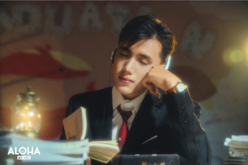 Tạo dáng với tay chạm vào cằm