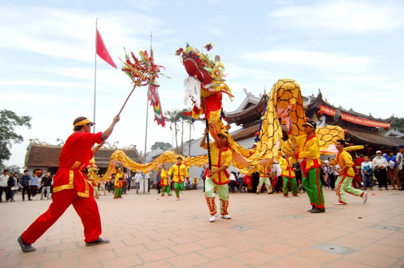 Tham gia lễ hội và trò chơi dân gian