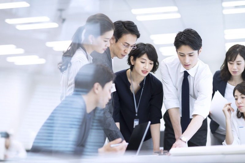 Top 5 cách tạo dáng chụp hình profile công ty