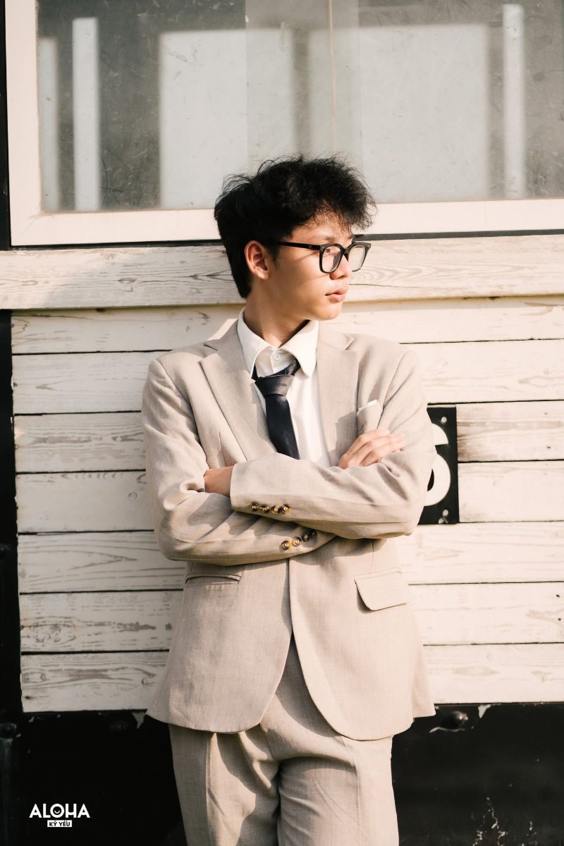 Tư thế khoanh tay và nhìn thẳng