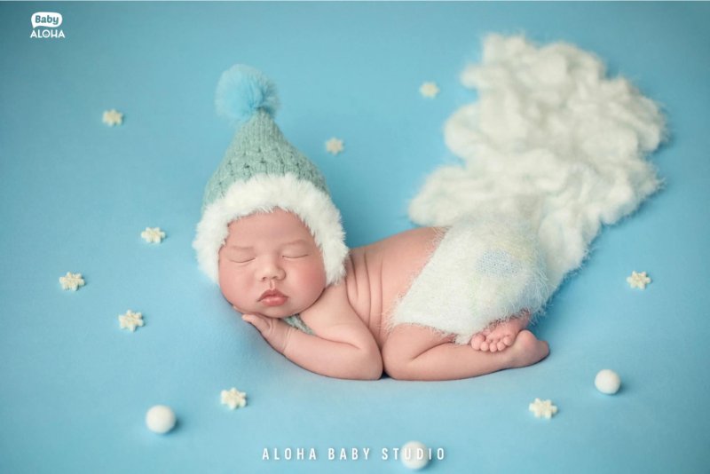 Mặc quần áo cũ cho bé