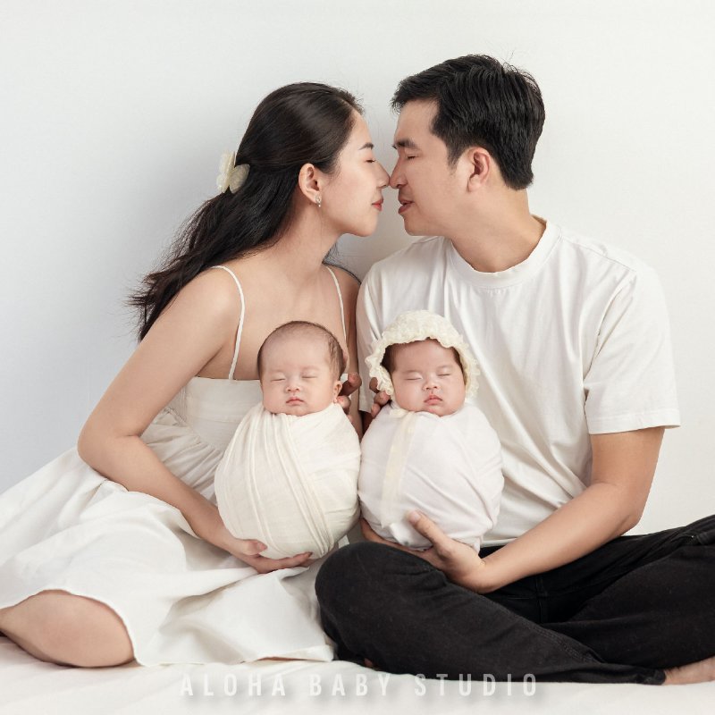 Tạo dáng chụp ảnh cùng bố mẹ