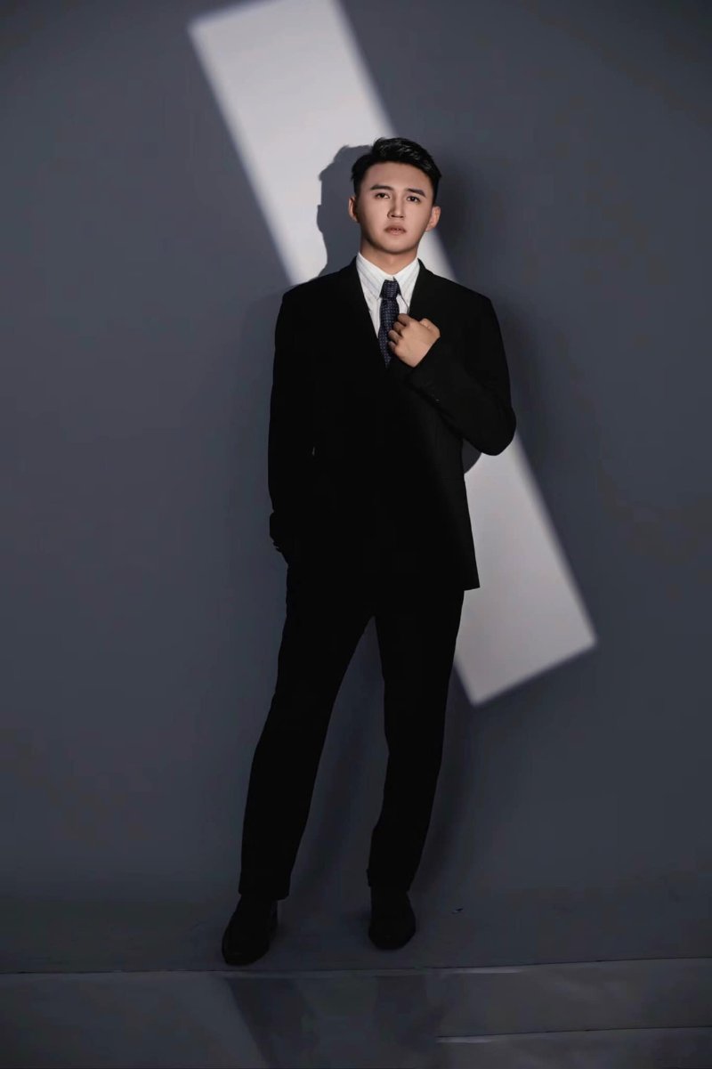 Cách tạo dáng doanh nhân nam khi đứng