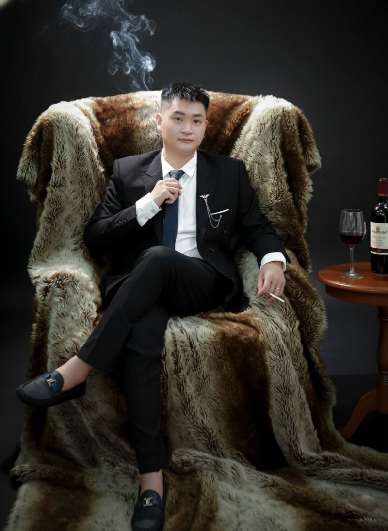 Cách tạo dáng doanh nhân nam khi ngồi ghế cao