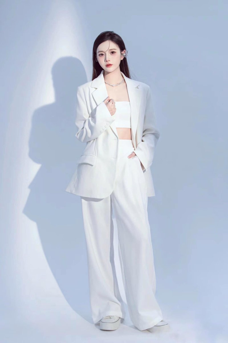 Cách tạo dáng doanh nhân nữ khi đứng