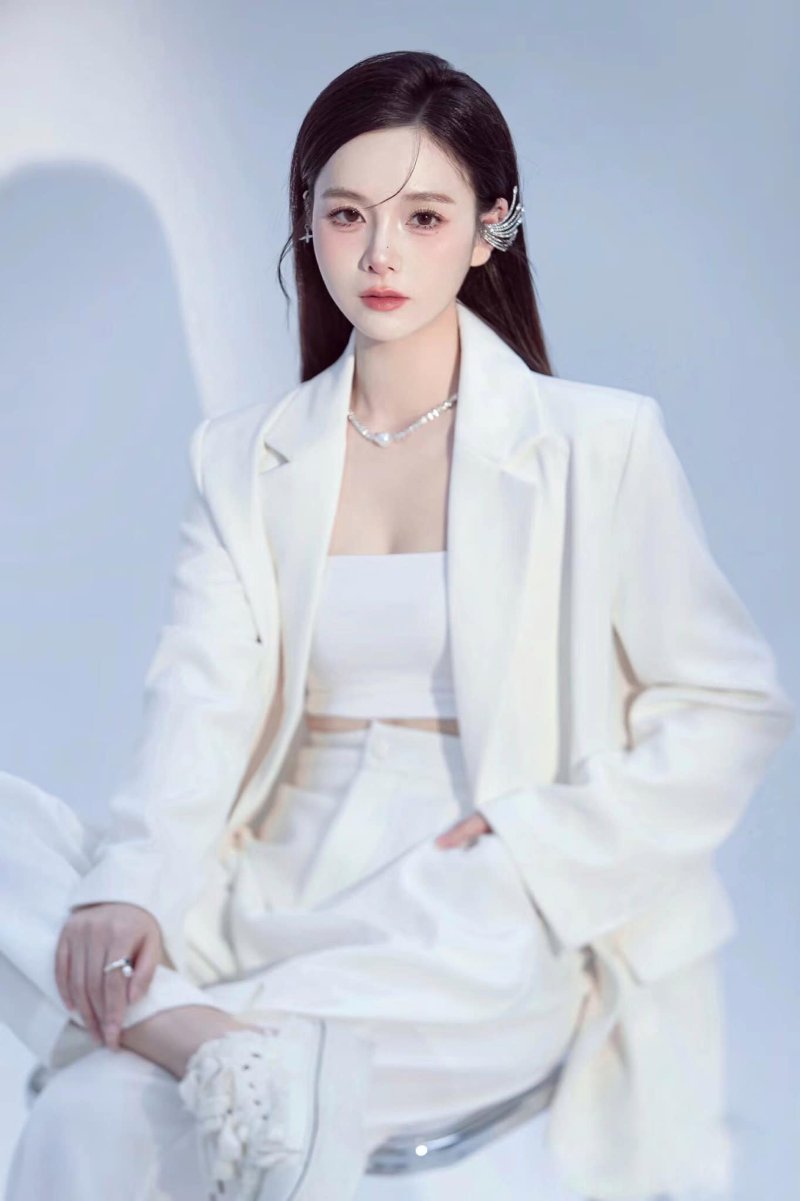 Cách tạo dáng doanh nhân nữ khi ngồi ghế